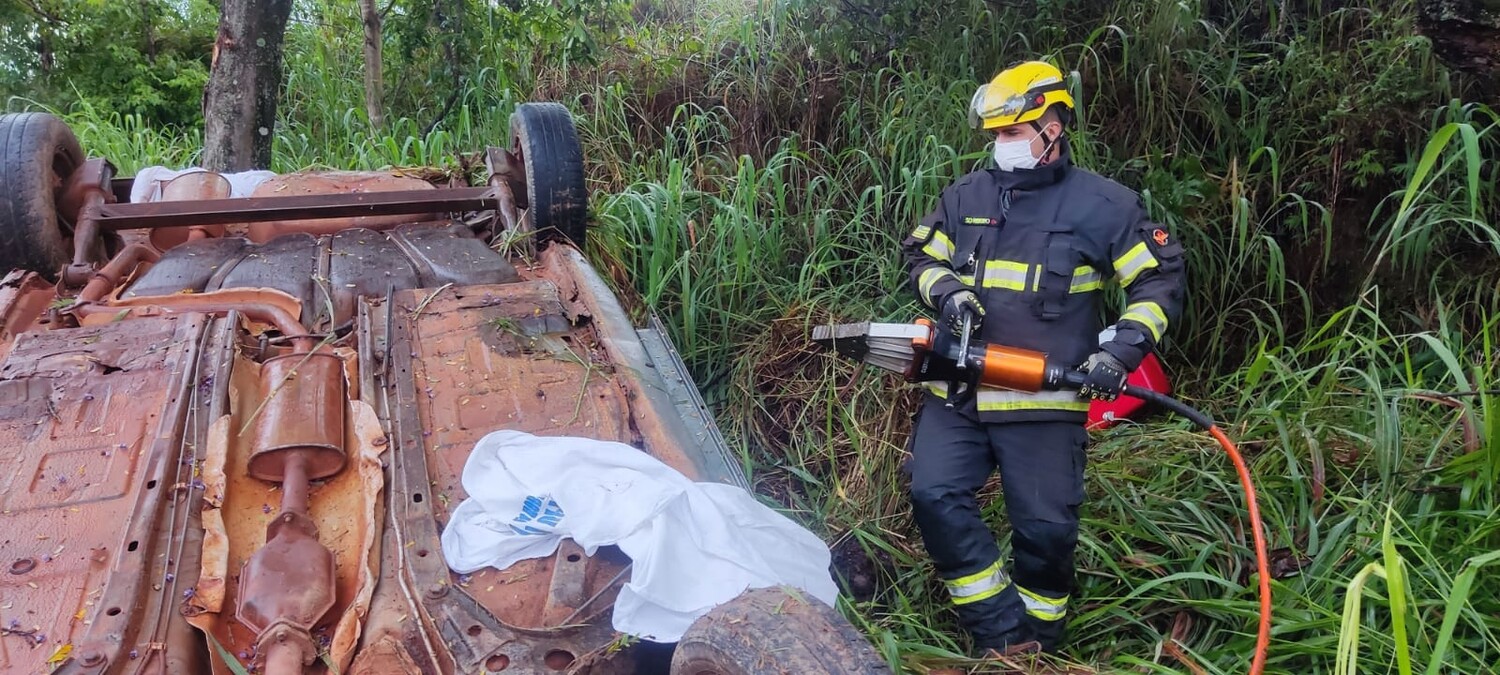 Carro capota na GO-444 e deixa dois mortos