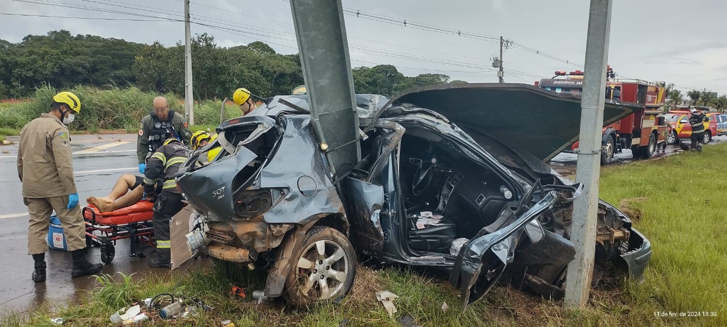 Casal fica ferido após bater contra poste na GO-020