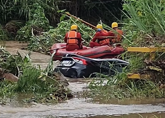 Casal desaparece em córrego após carro ser arrastado pela chuva