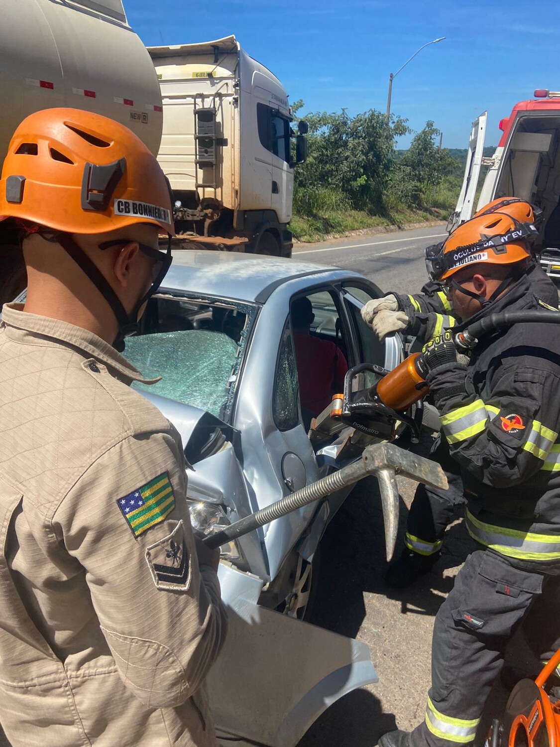 Colisão entre carro e caminhão deixa duas vítimas presas às ferragens