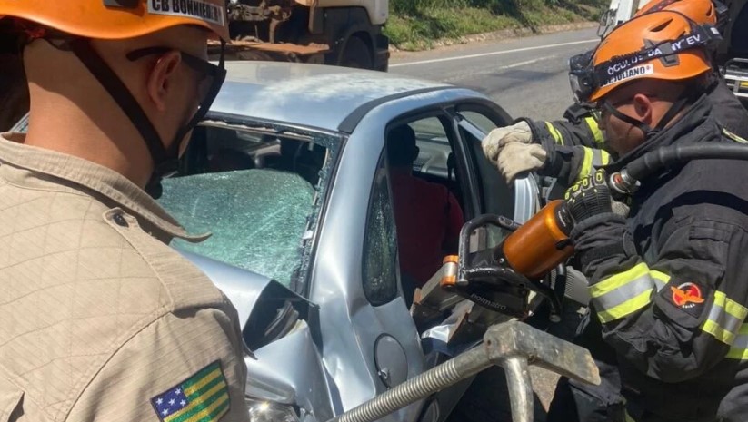 Duas pessoas ficam feridas em acidente entre carro e caminhão