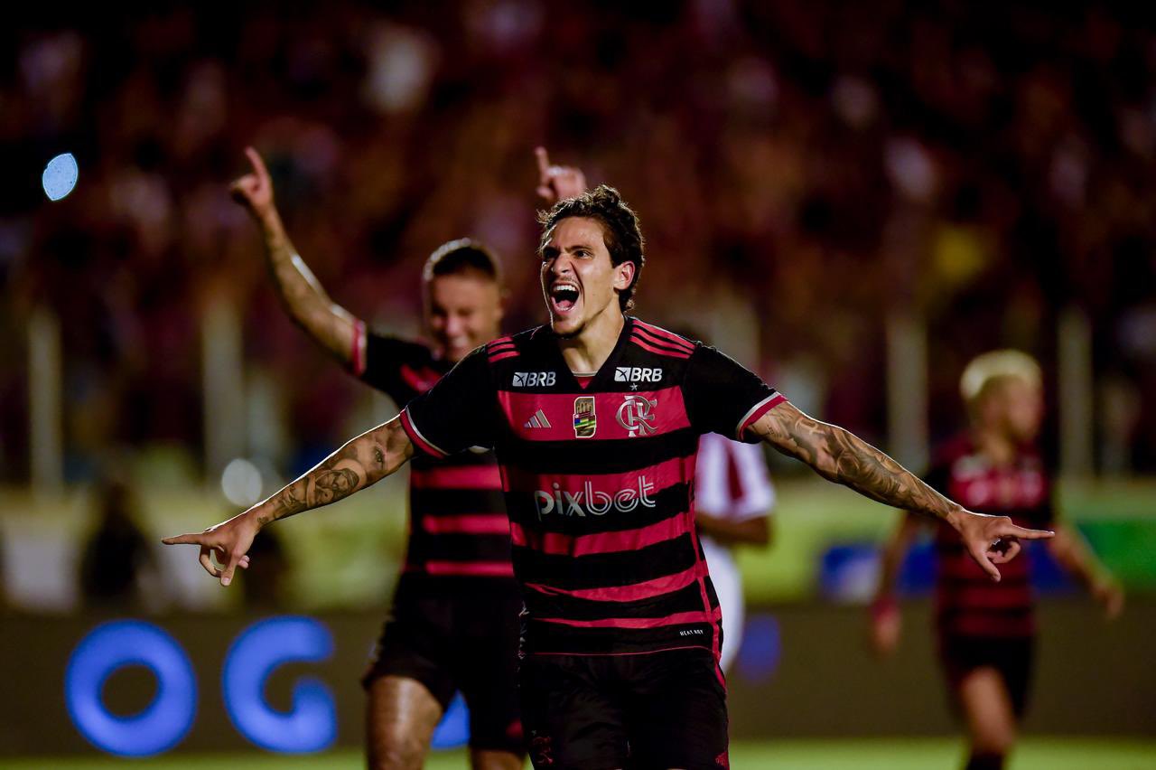 Flamengo vence o Bangu com três gols de Pedro e assume a liderança da Taça Guanabara