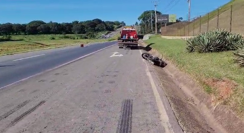 Motociclista morre ao cair da moto e bater a cabeça meio-fio