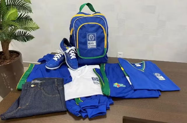 Alunos descartam kits escolares distribuidos pelo governo