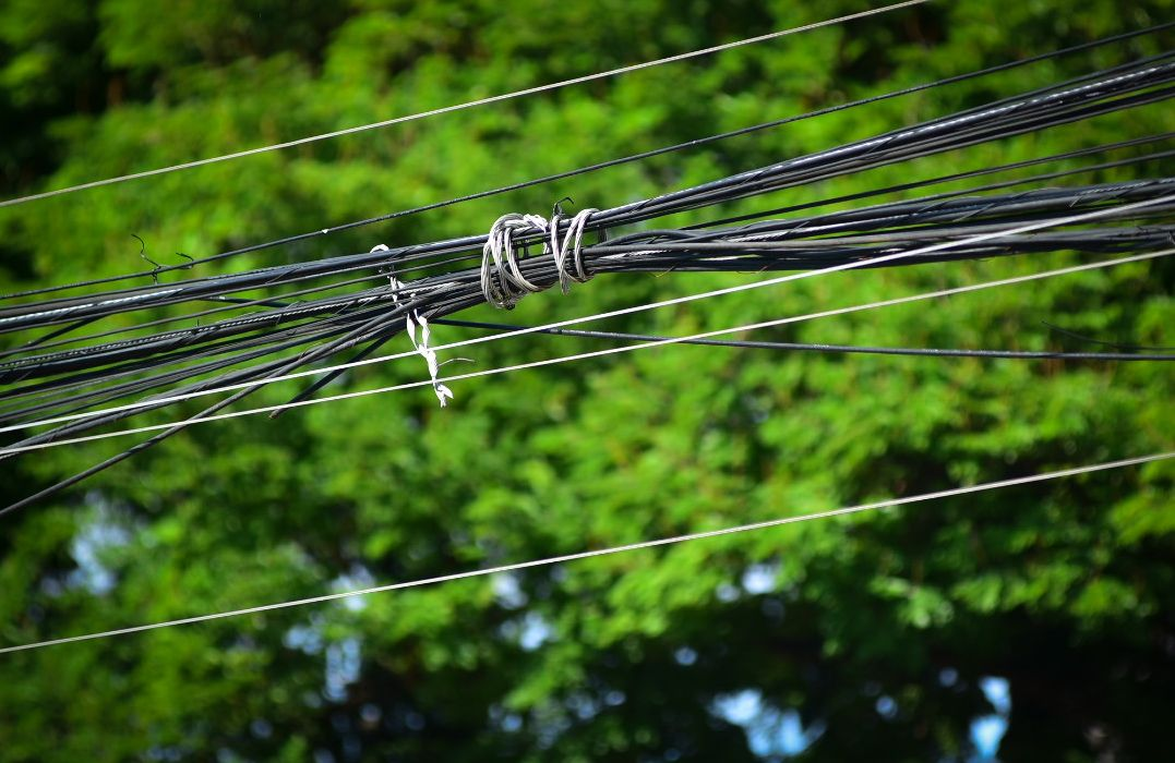 Cidade Segura retira 20 toneladas de fios de postes do Setor Sul