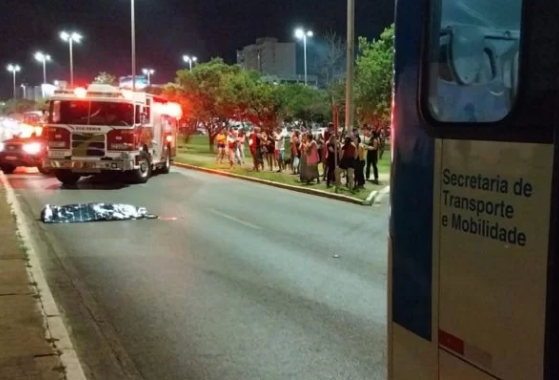 Mulher cai no meio da pista e tem crânio esmagado por ônibus