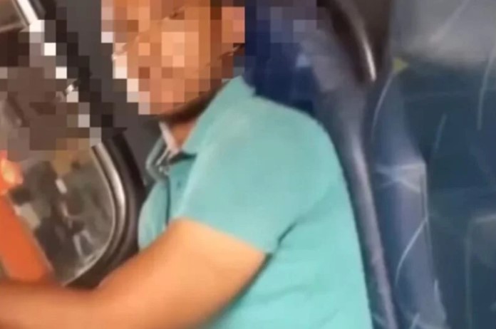 Homem é flagrado se masturbando em ônibus