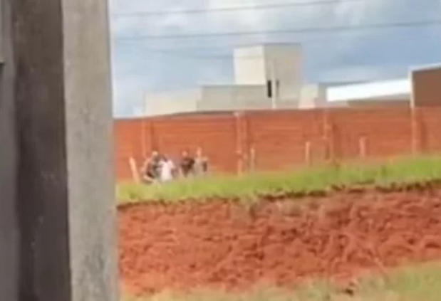 Homem é linchado por moradores após agredir a própria mãe