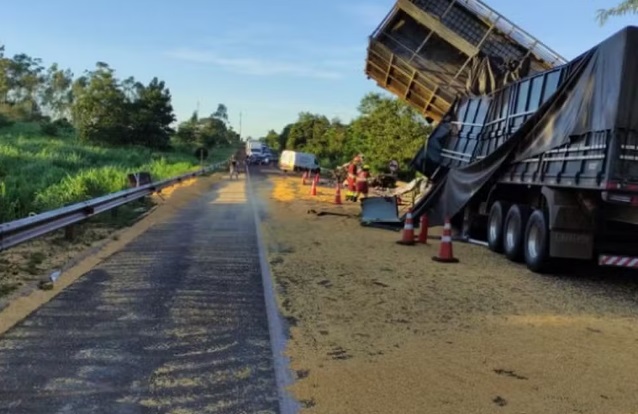 Acidente em rodovia deixa cinco mortos