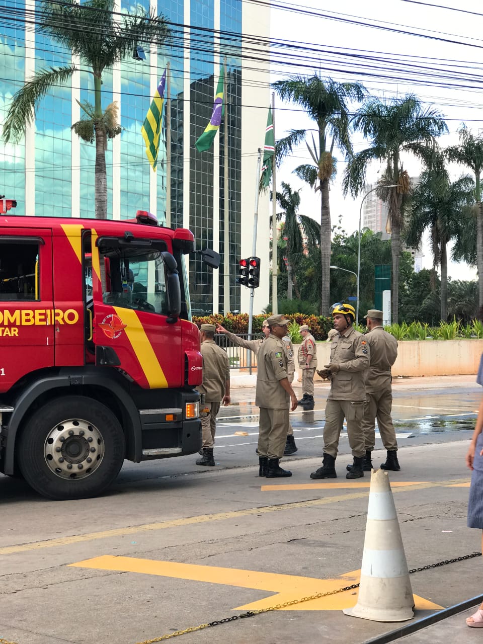 Vazamento de combustível afeta trânsito em frente ao Palácio