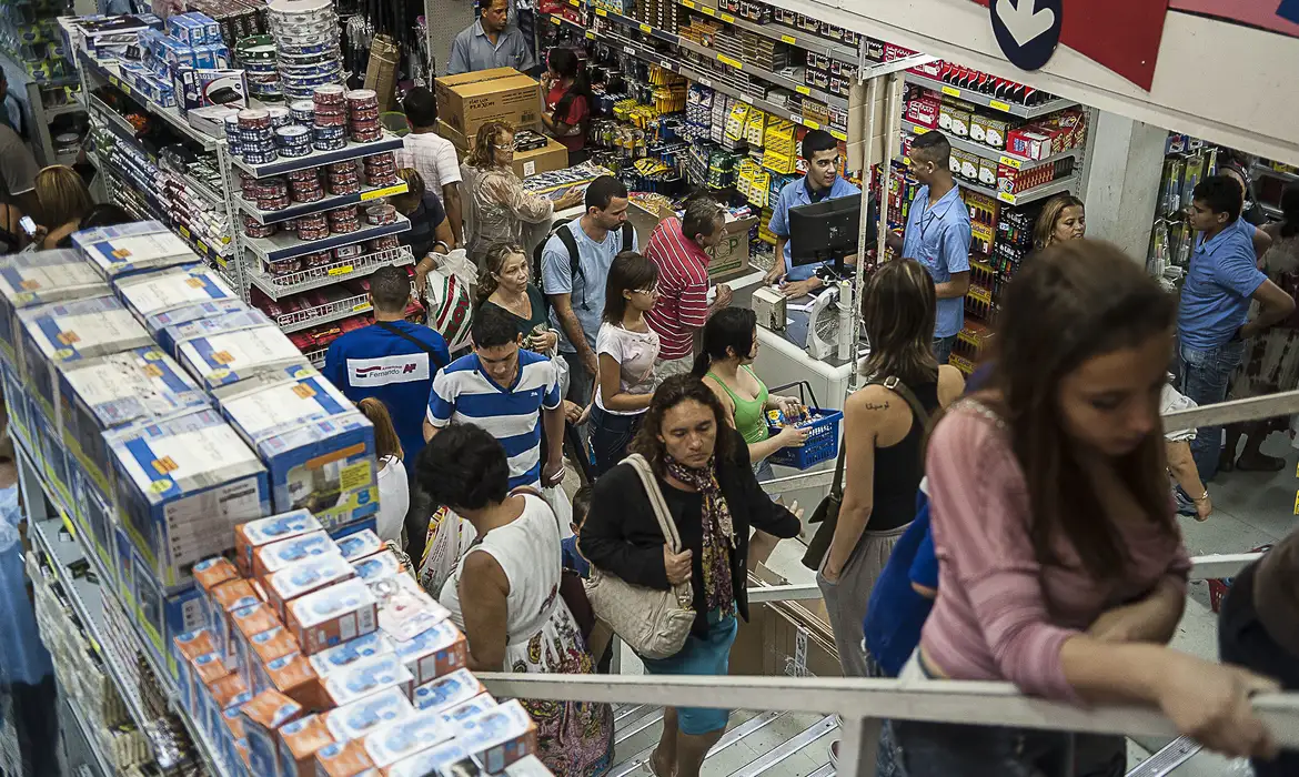 Varejo cresce 1% em fevereiro e atinge patamar recorde