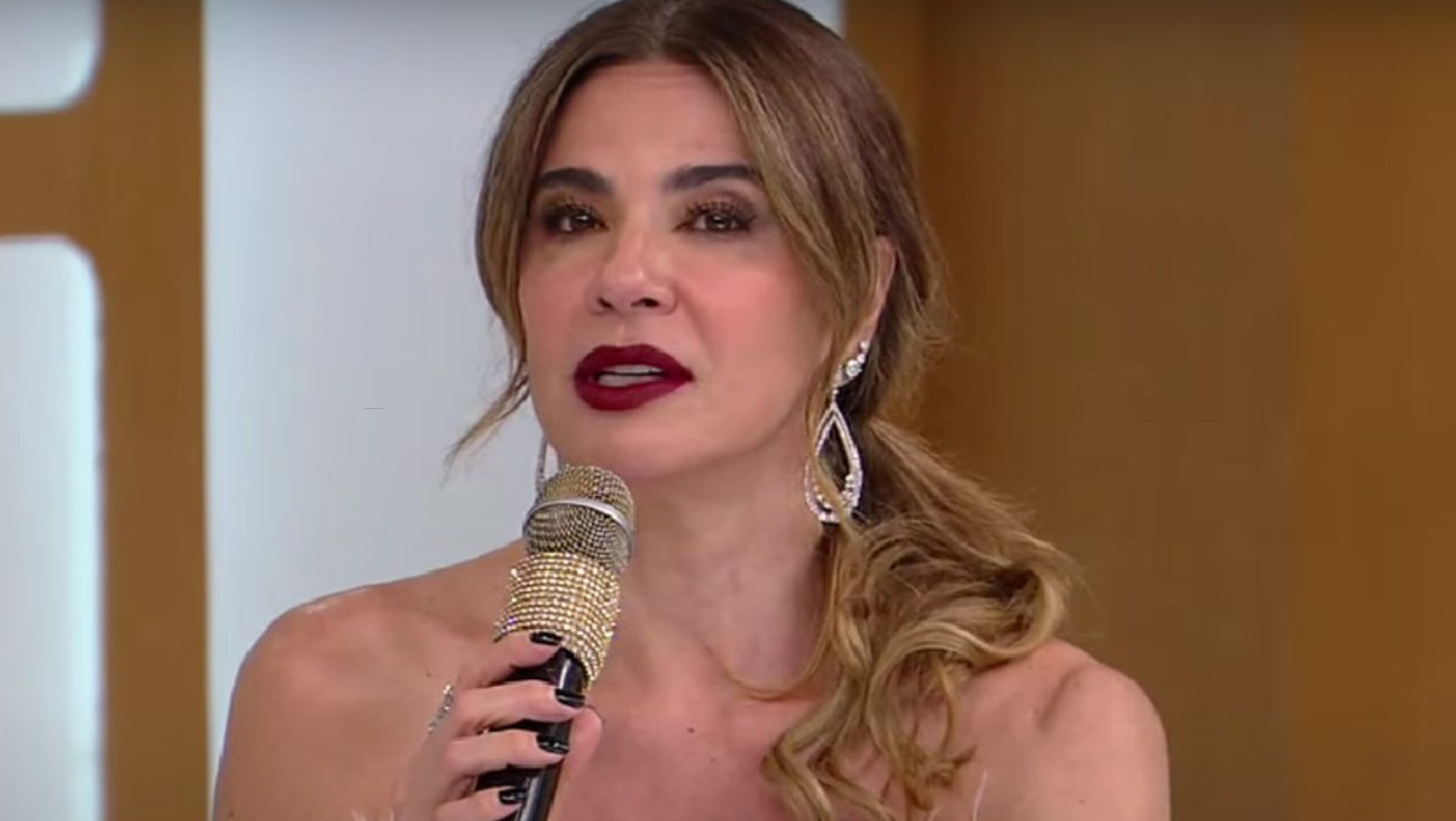 Luciana Gimenez relata assédio de fotógrafo durante ensaio: "Estava se tocando"