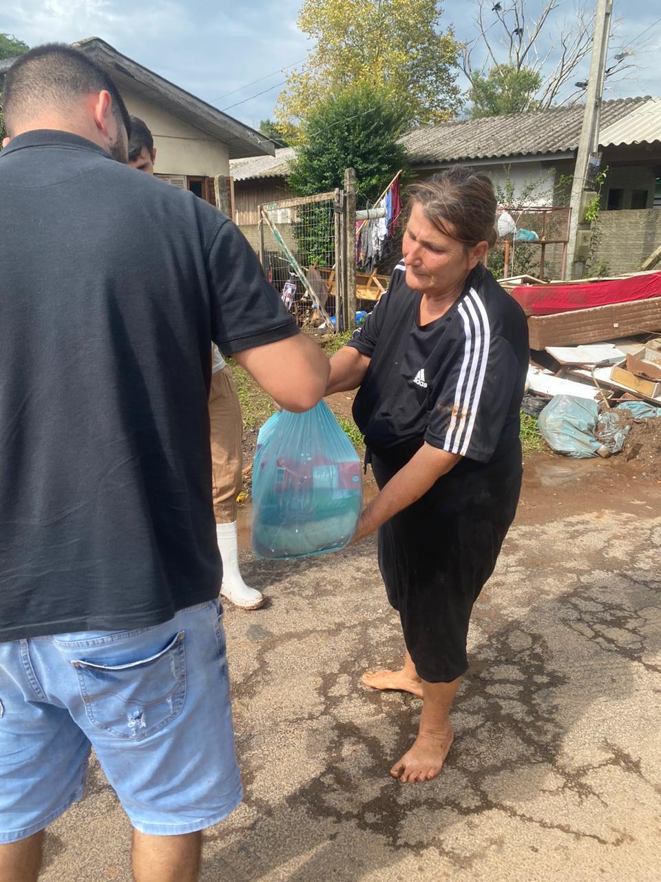 Generosidade em escala: Influenciadores goianos doam 2 toneladas de alimentos para vítimas das enchentes no Rio Grande do Sul