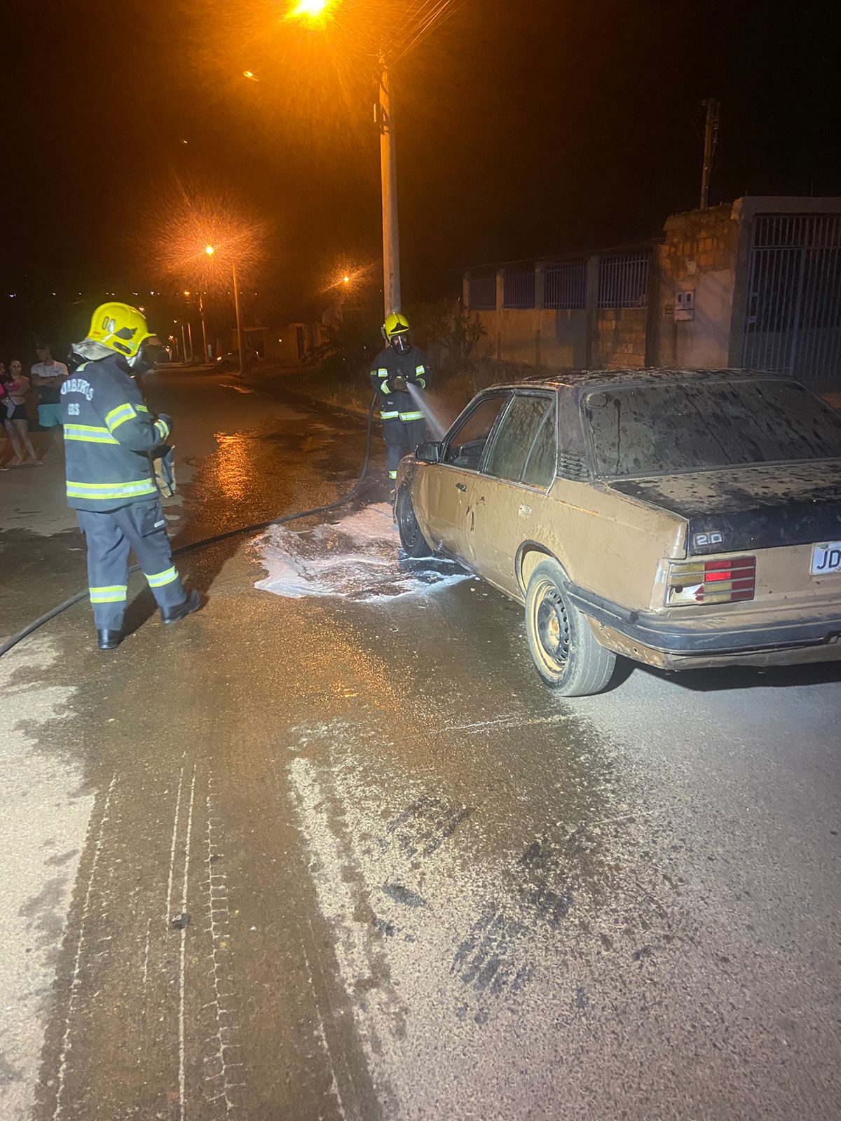 Bombeiros controlam incêndio provocado por motor de veículo