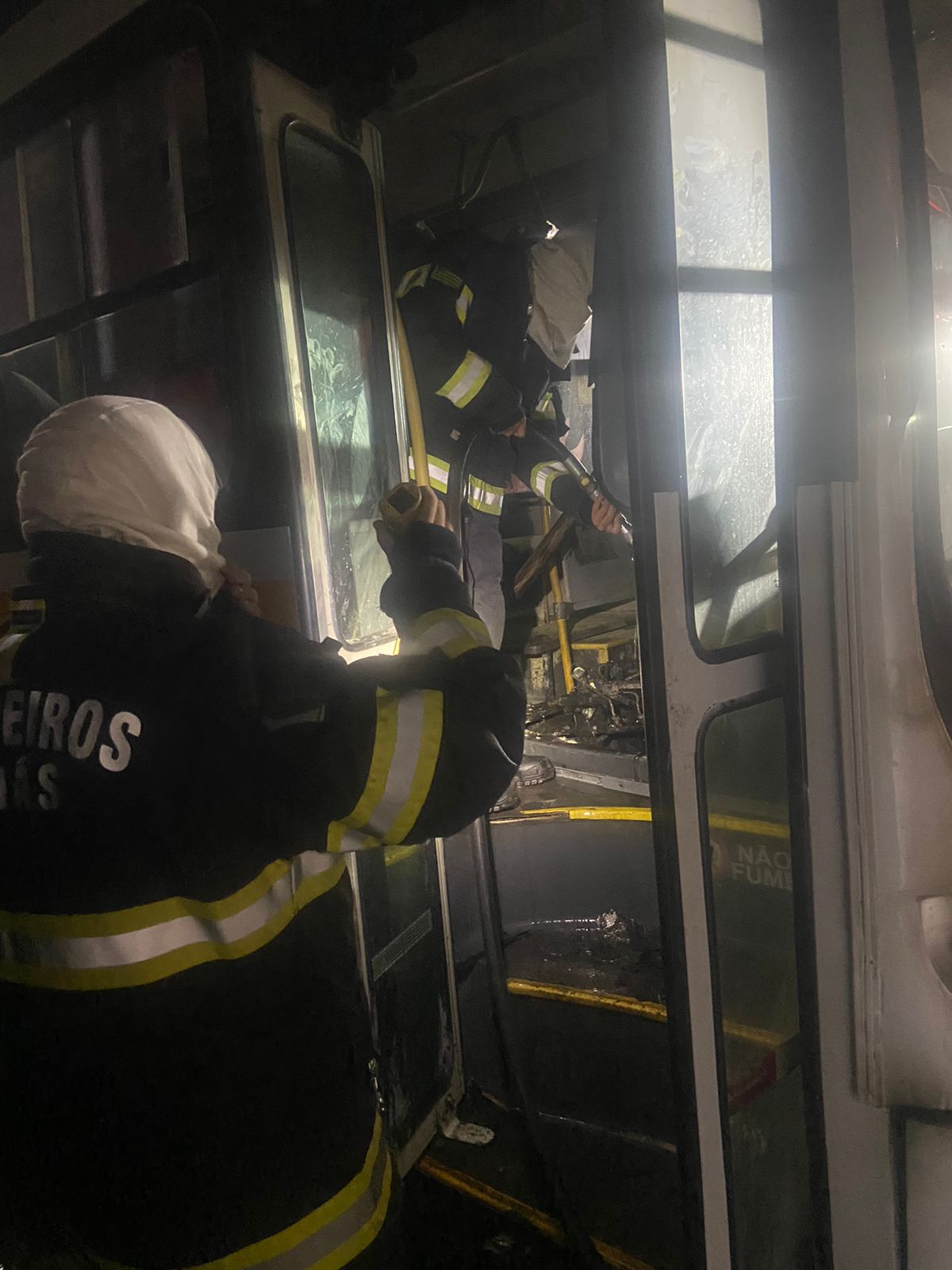 Ônibus escolar pega fogo no interior do estado