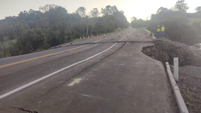 Trecho de rodovia desaba em Capela de Santana (RS)