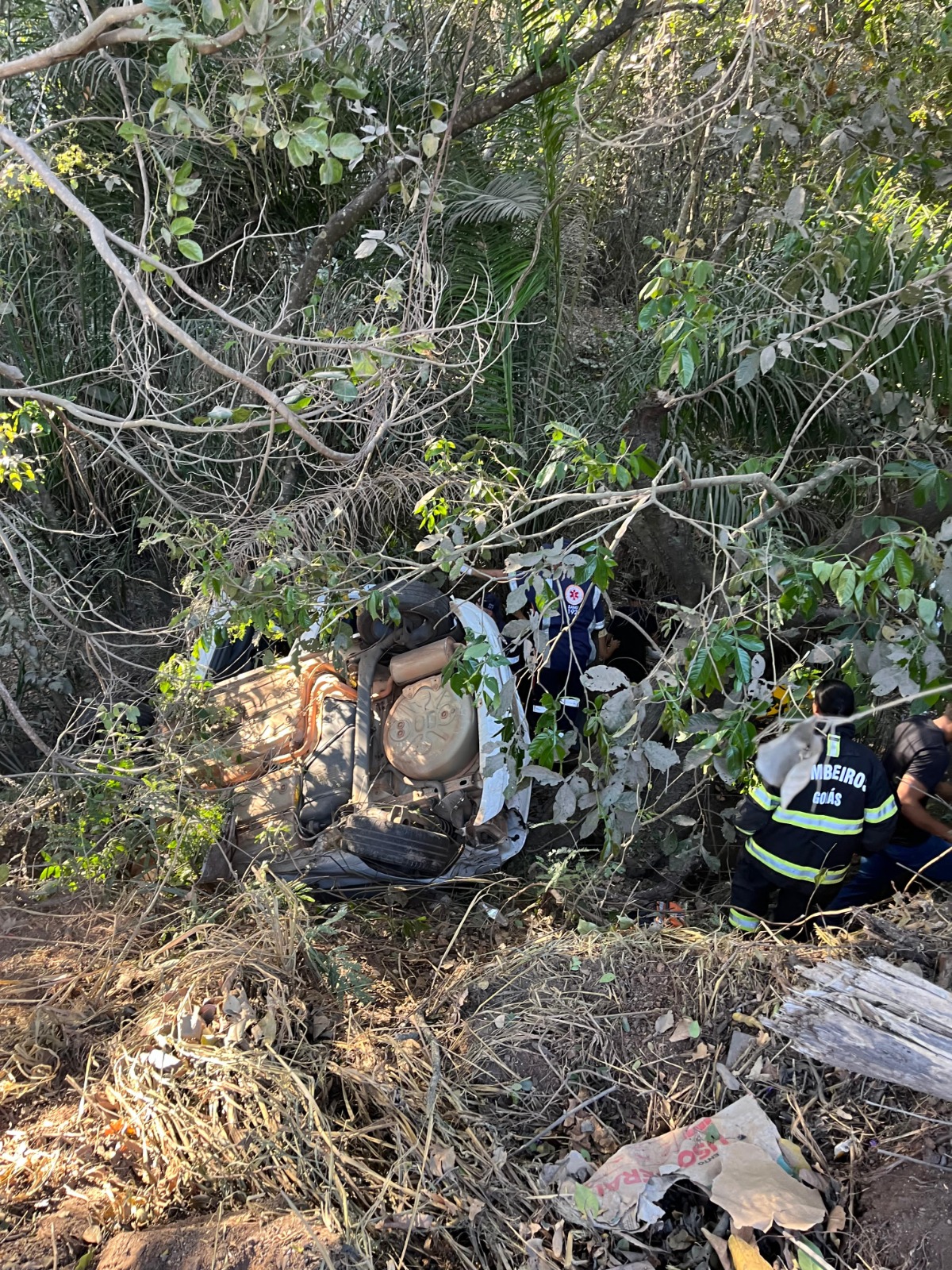 Engavetamento na GO-070 deixa motorista preso nas ferragens