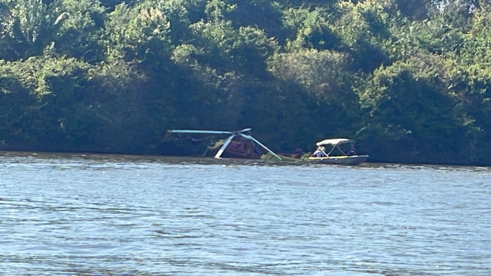 Helicóptero dos Bombeiros faz pouso forçado no Araguaia