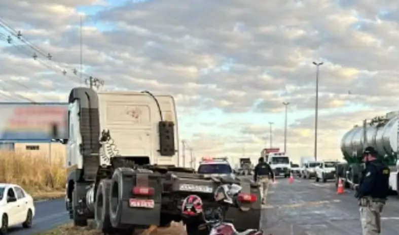 Pai morre atropelado por caminhão após queda de moto com filha