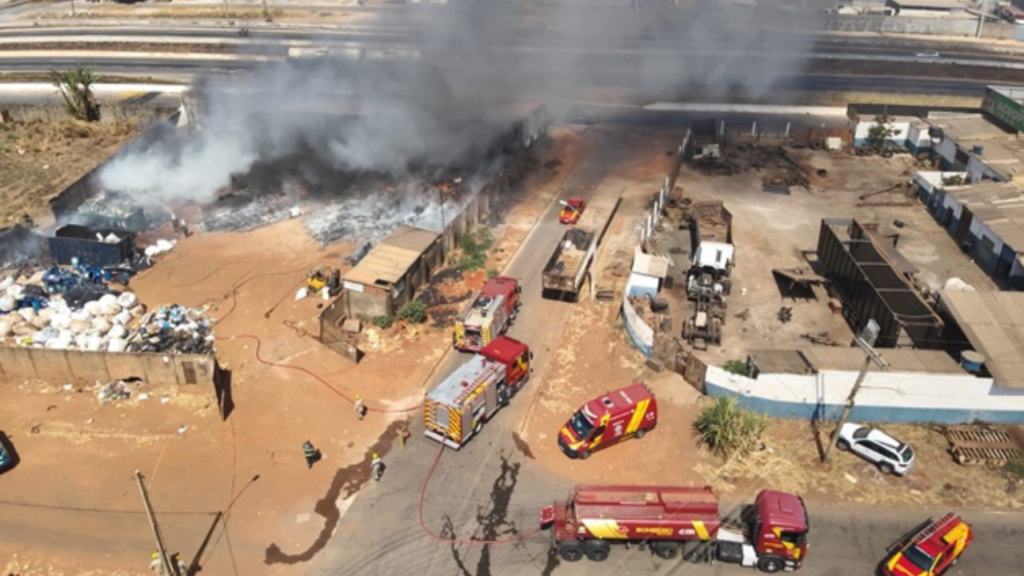 Incêndio destrói empresa de recicláveis, em Goiânia