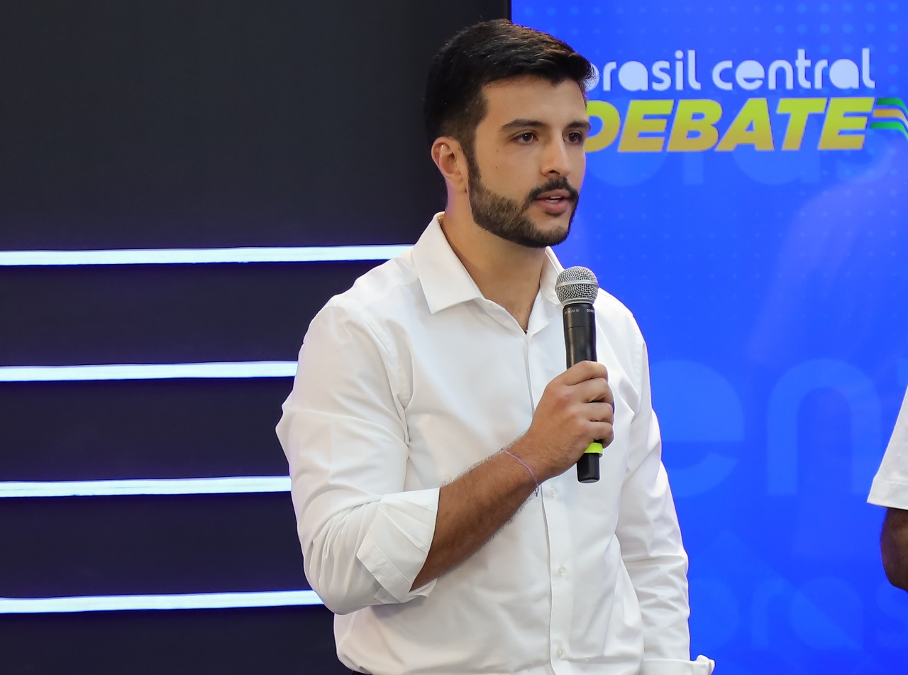 Em cada fala, Matheus Ribeiro apresentou propostas e respondeu aos ataques adversários no debate da TBC