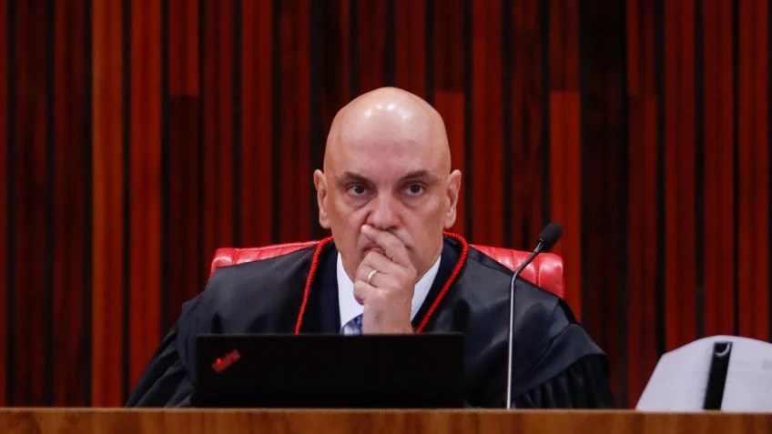 Moraes determina desbloqueio da rede social X