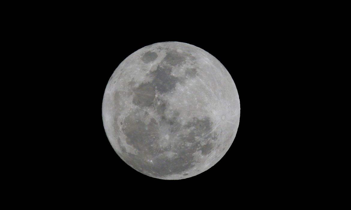 Superlua ilumina o céu com maior proximidade da Terra em 2024