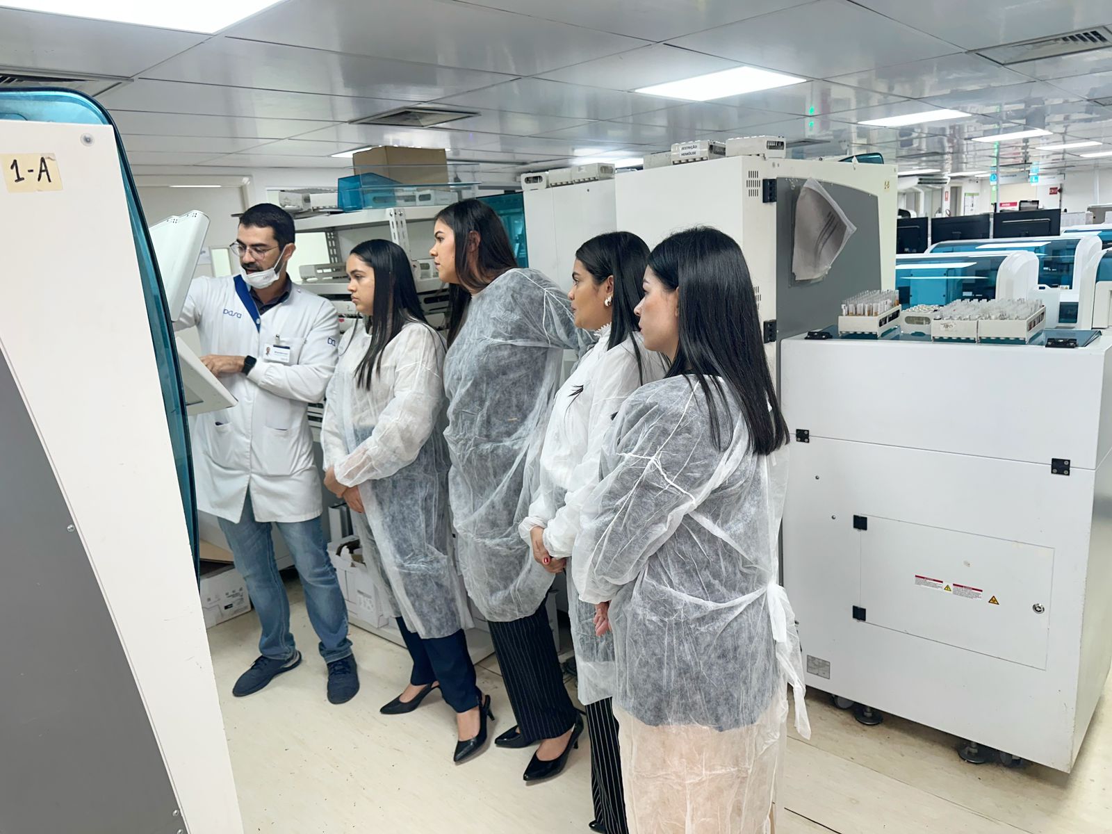 Equipe do HEL realiza visita técnica ao laboratório Dasa