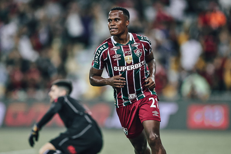 Fluminense supera o Flamengo e se afasta do Z4