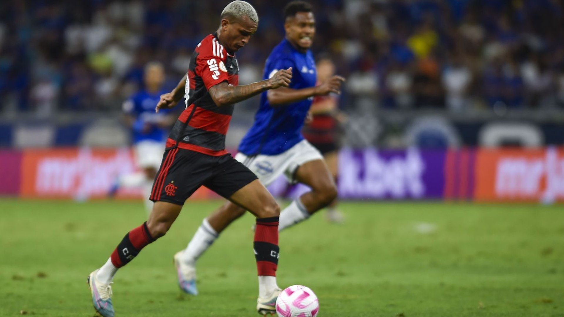 Cruzeiro e Flamengo se enfrentam no Independência