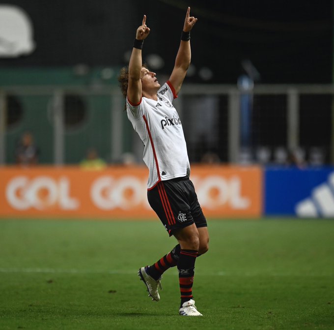 David Luiz decide, Flamengo vence Cruzeiro e se mantém no G4 antes da final