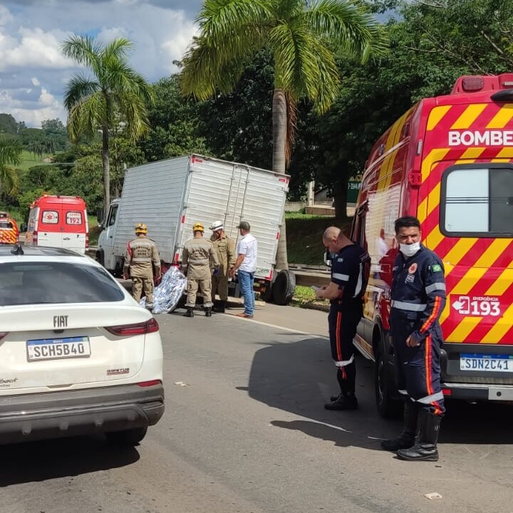 Motociclista morre após colidir com caminhão na GO-020