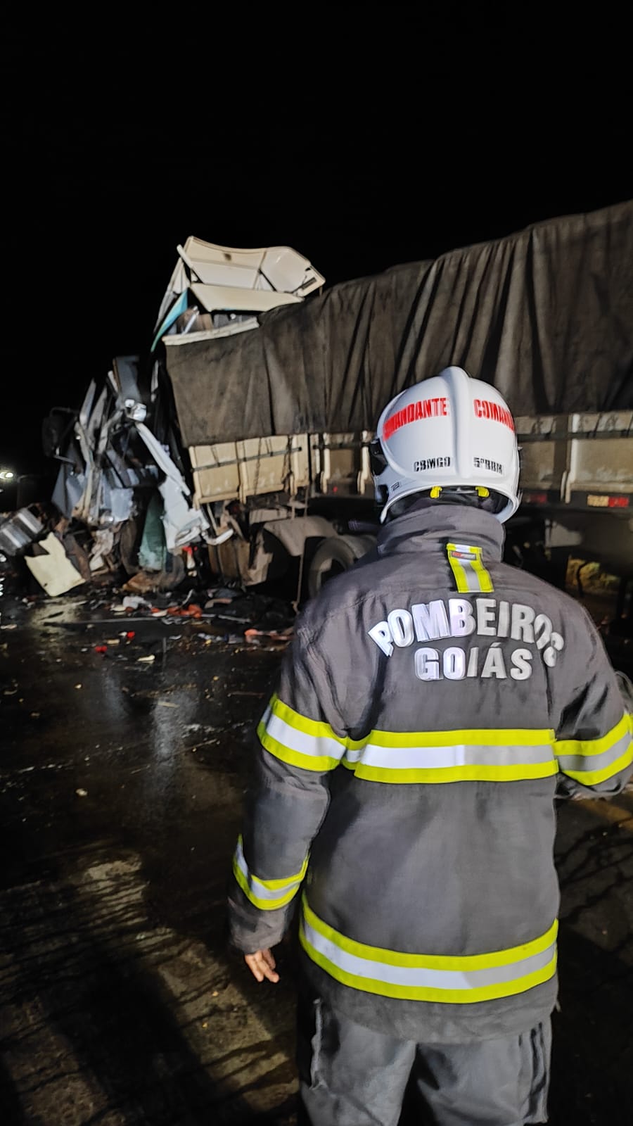 Grave acidente entre caminhões deixa dois mortos e interdita GO-010, em Luziânia