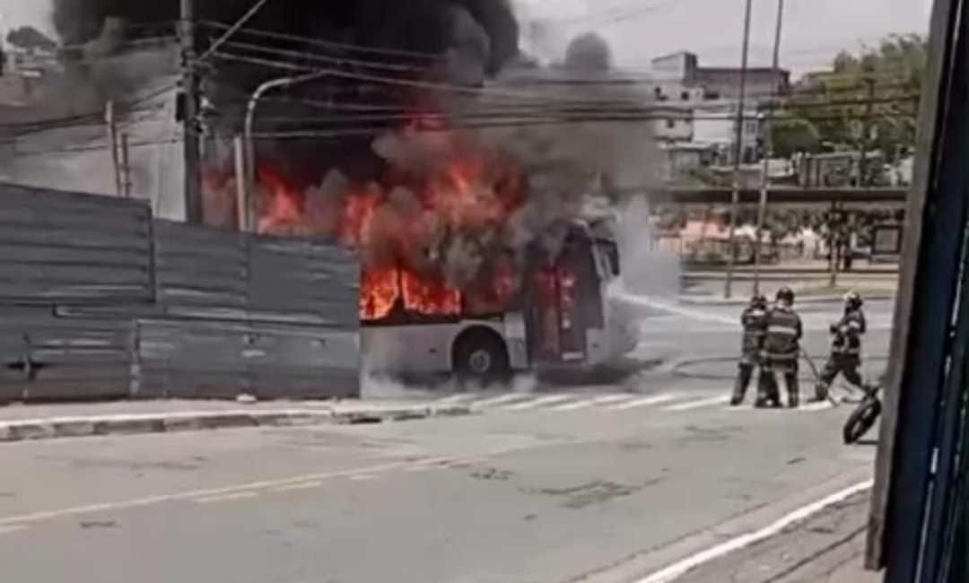 Ônibus do transporte público pega fogo e perde controle na zona sul de São Paulo