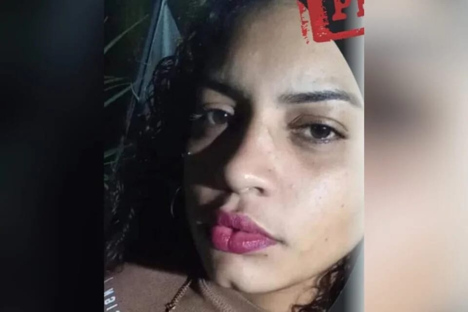 Mulher está foragida por aplicar golpe se passando por delegada