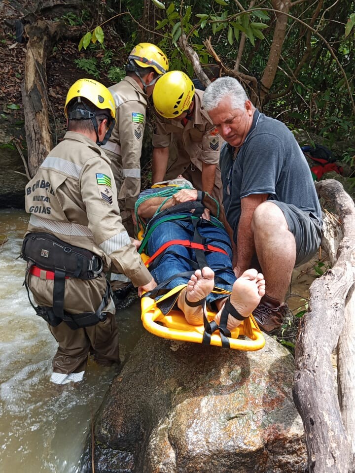 Homem é resgatado após cair em cachoeira