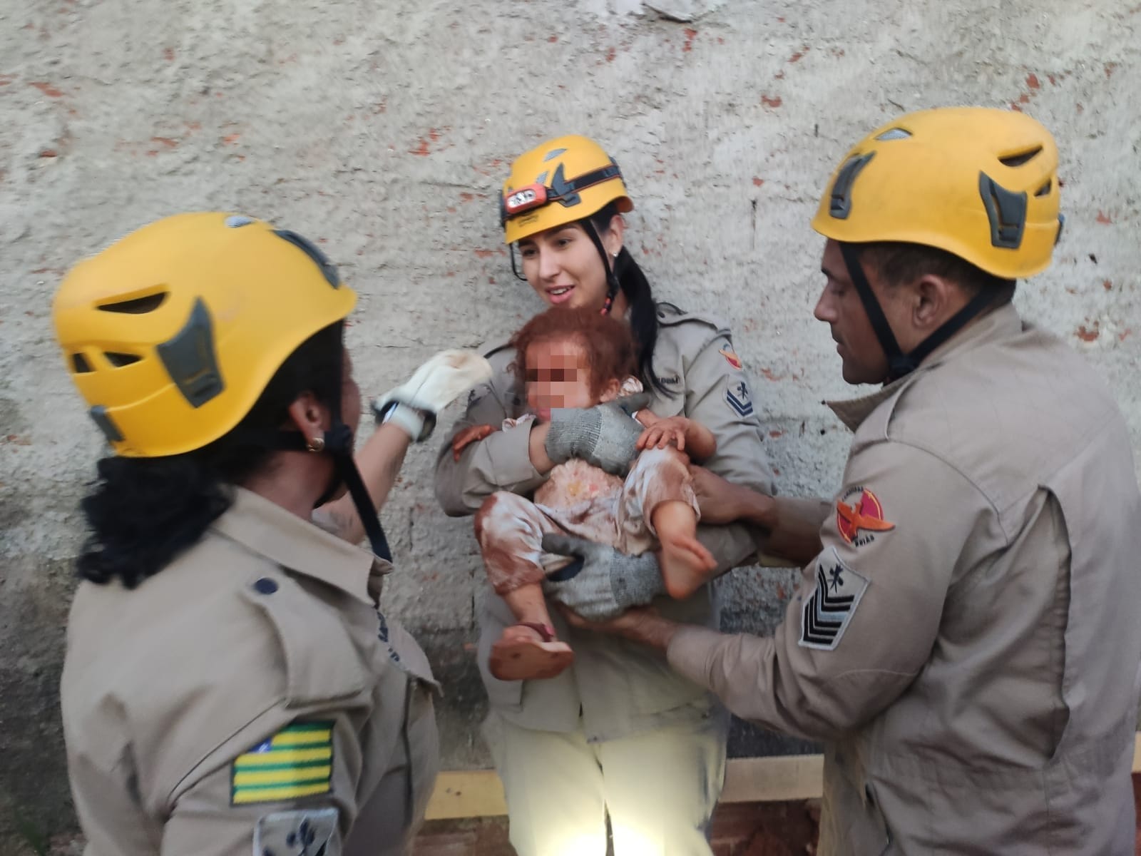 Bebê é resgatado após cair em buraco de quatro metros