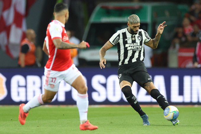 Botafogo vence Inter, Palmeiras se salva, e título fica para última rodada