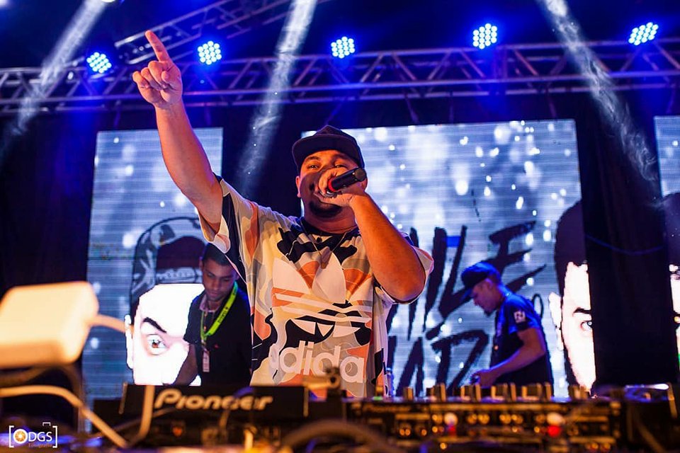 DJ Mário Pires faz show no Deu Praia em Goiânia