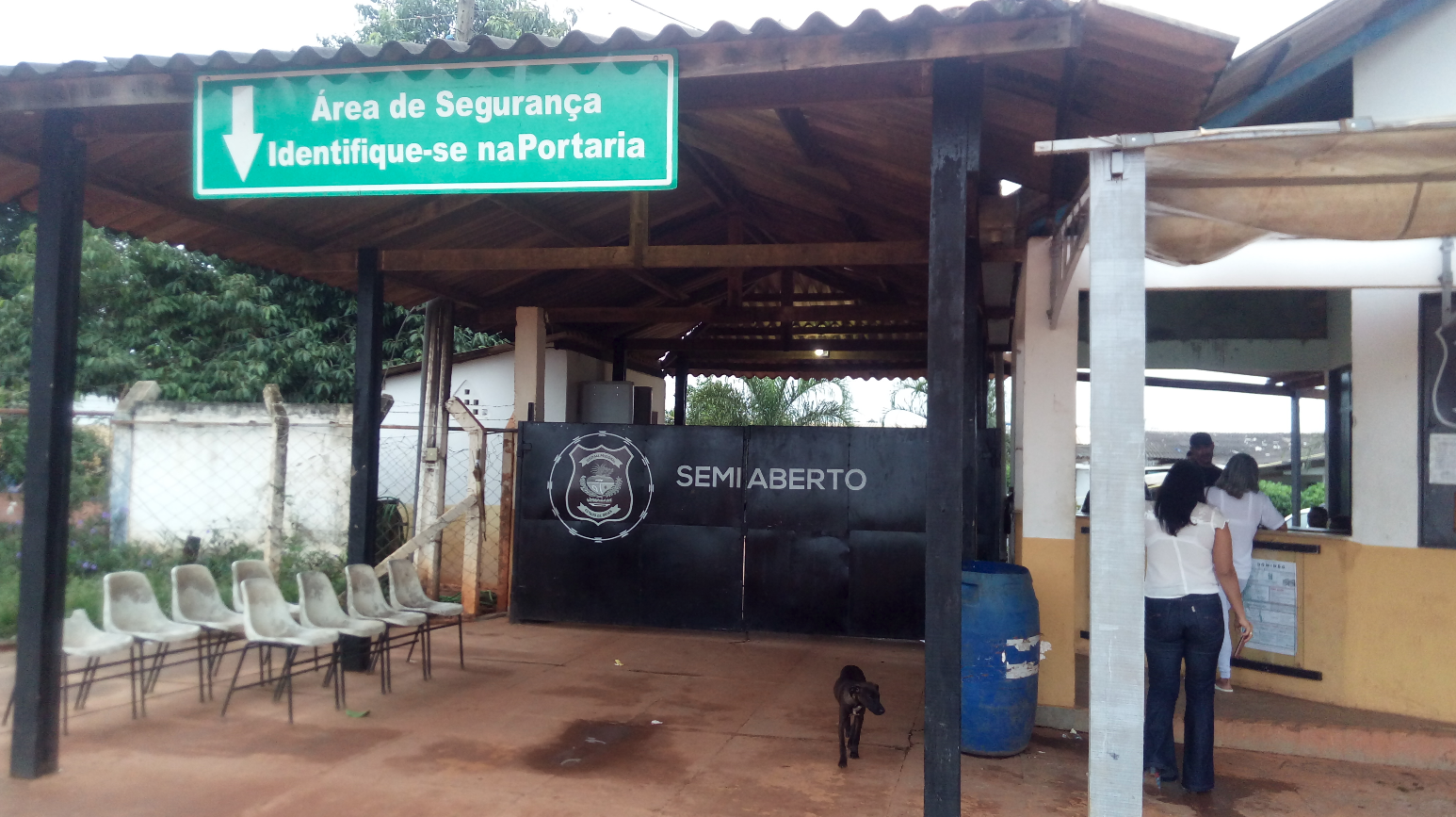 Falta de vagas no semiaberto faz com que detentos que deveriam trabalhar de dia e dormir no presídio fiquem fora cadeia