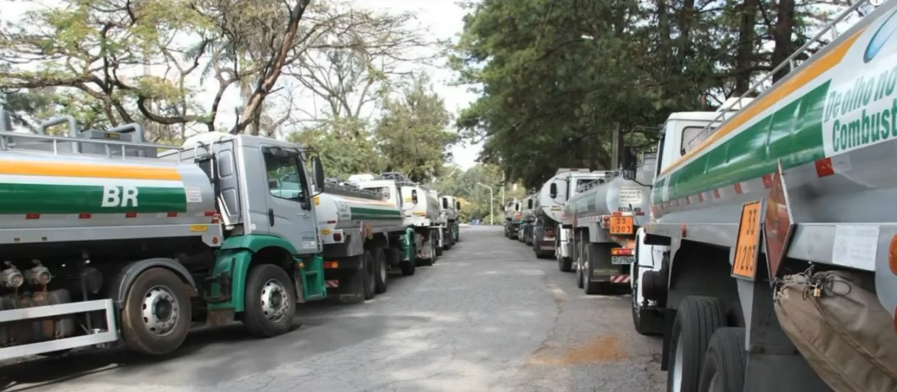 Caminhoneiros de Goiás e mais 11 estados fecham distribuidoras de combustíveis em protesto contra alta nos preços