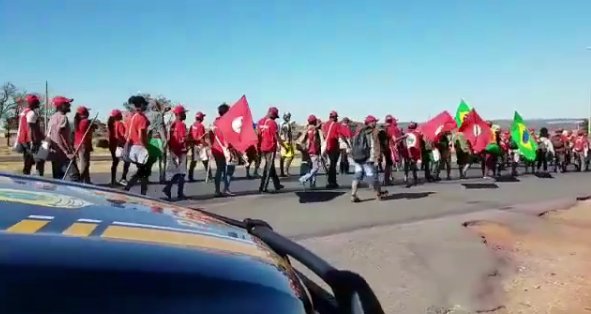 Manifestantes chegam ao DF para registro da candidatura de Lula