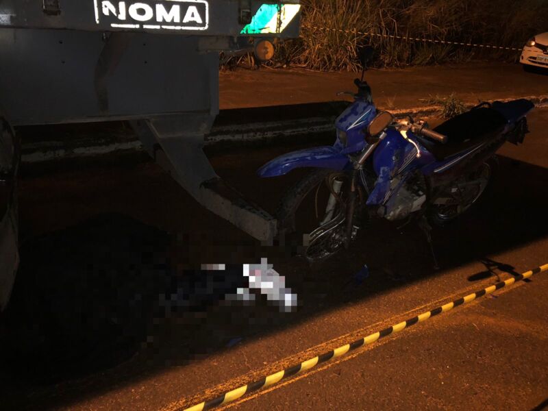 Motociclista morre ao colidir em traseira de caminhão