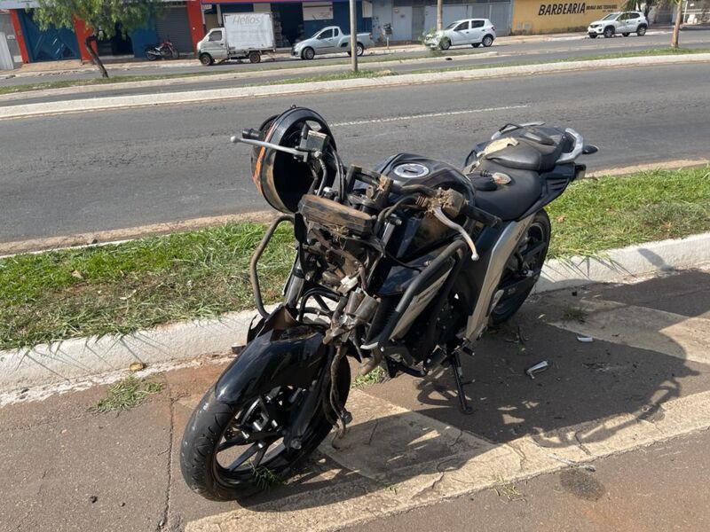 Motociclista morre após acidente na Avenida Leste-Oeste