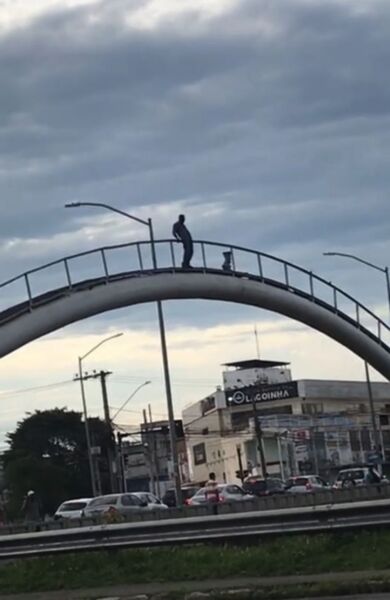 Vídeo: Bolsonarista se joga de ponte em Juiz de Fora após gritar “Exército, salve o Brasil!”