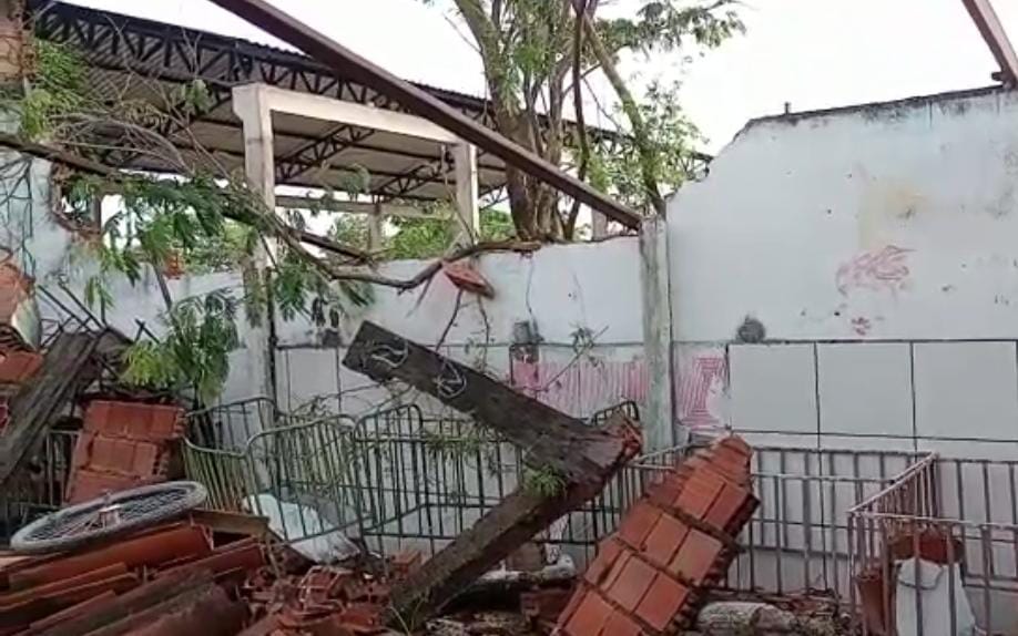 Creche fica destruída após forte chuva, em Goiânia