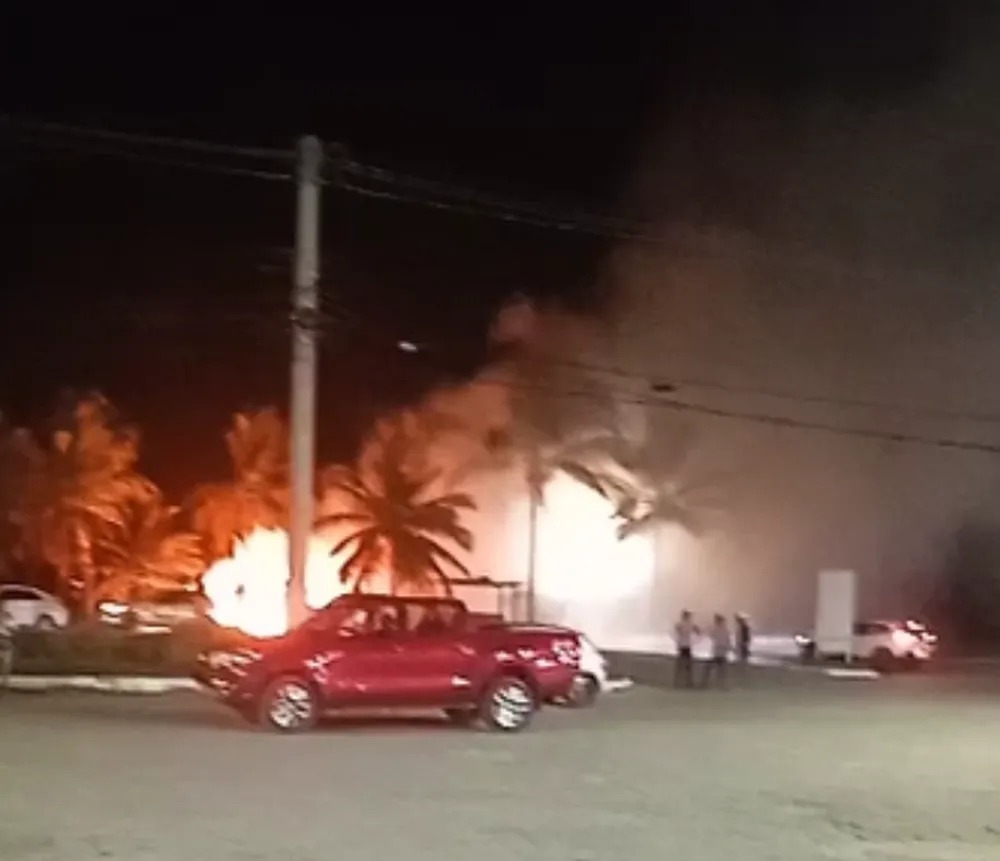 Cabana de praia é atingida por incêndio