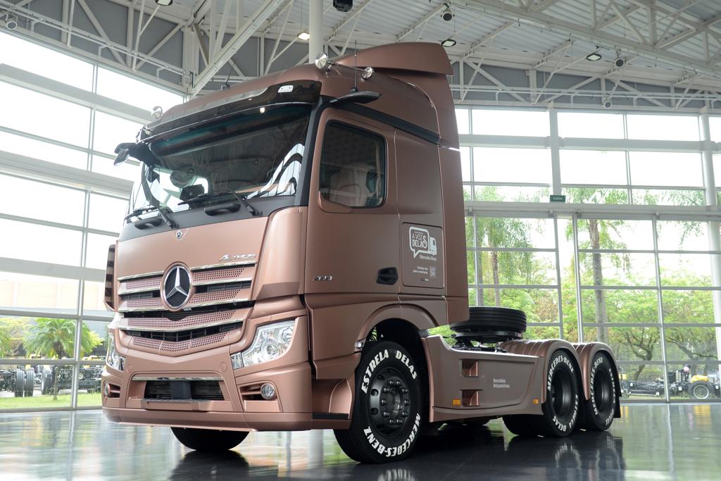 Mercedes-Benz Actros 2651 customizado para mulheres caminhoneiras