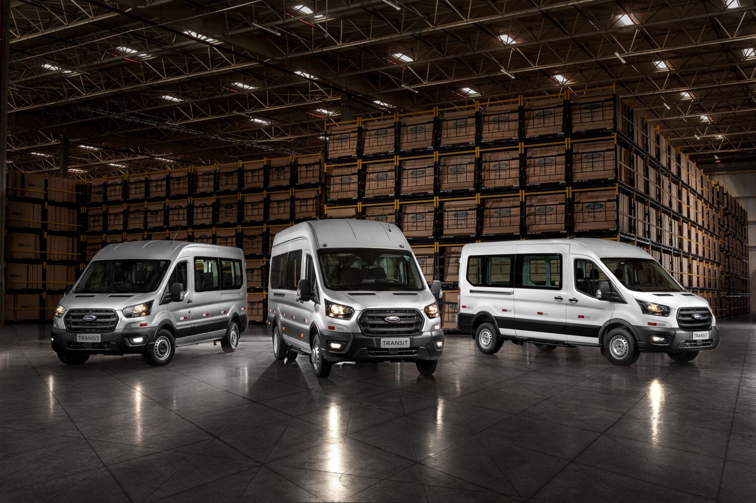 Ford Transit 2023 estreia exclusivo câmbio automático no Brasil