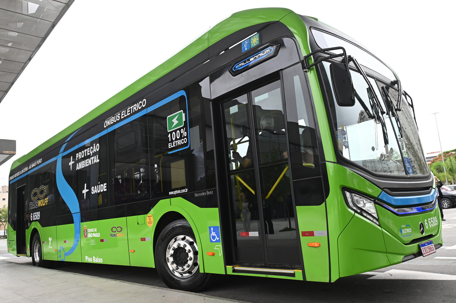 Mercedes-Benz entra na era da eletromobilidade com o chassi de ônibus elétrico eO500U